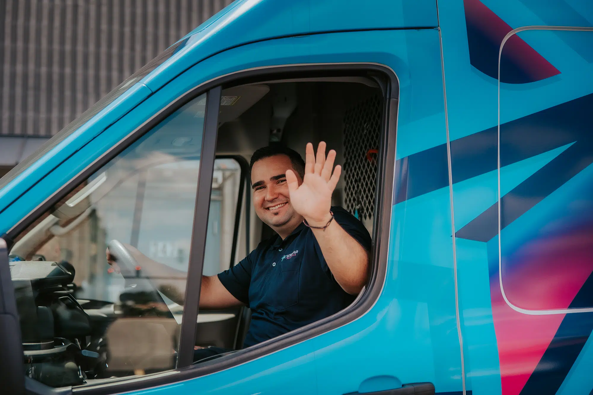 emergency plumber in schaumburg driving a blue stellar plumbing drains and water heaters van